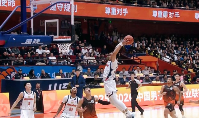 开云-首次亮相5记3分！CBA争4卡位战：广东完败山东，徐杰3度遭调侃！
