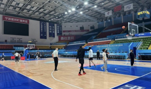 开云-记者：洛夫顿、王哲林留在上海治疗，将缺席客战宁波的比赛