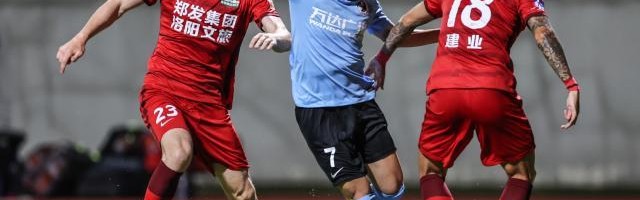开云体育官网-中超首轮：大连人有新意 本土可喜两国脚应追罚